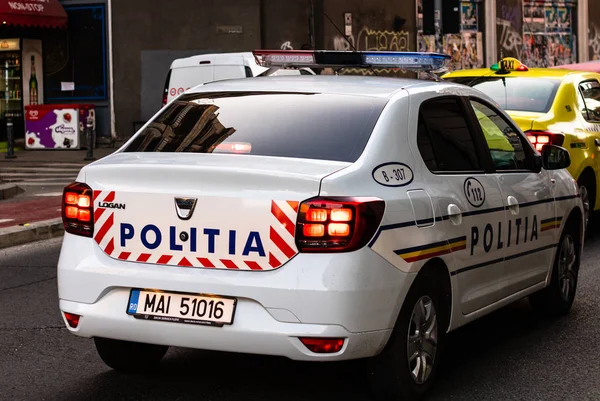 Rumänsk polisbil i trafik under rusningstid i Bukarest, Ro — Stockfoto