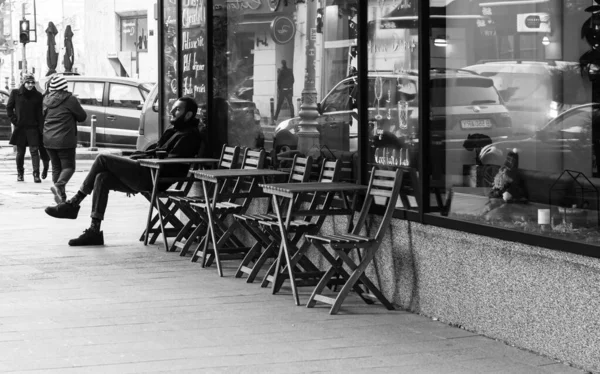 Ensam man njuter av sitt kaffe en vintermorgon i Bukarest, — Stockfoto