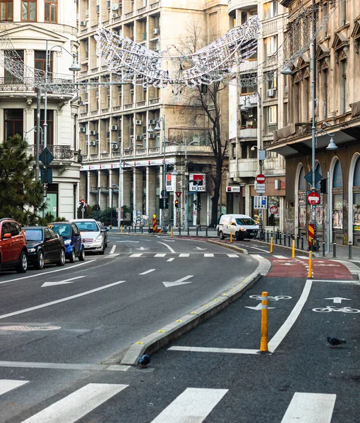 Tráfico de coches en el bulevar principal en Bucarest centro. Invierno — Foto de Stock
