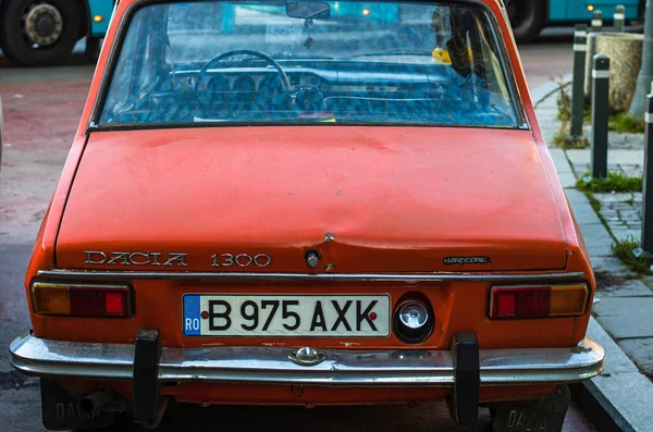 लाल व्हिंटेज दासिया 1300 कार, रस्त्यावर रोमेनियन व्हिंटेज कार — स्टॉक फोटो, इमेज