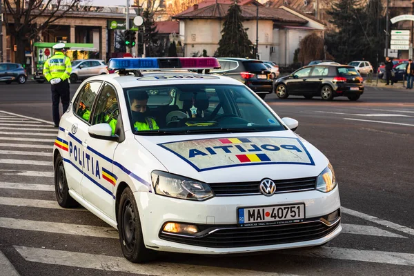 Roemeense politieauto in het verkeer tijdens de spits in Boekarest, Ro — Stockfoto