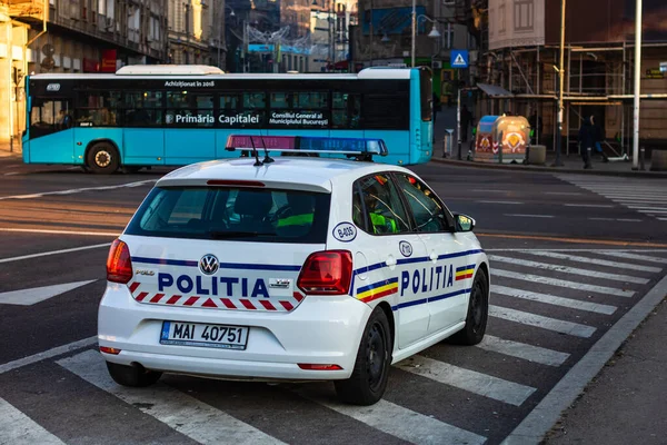 Vehículo de policía rumano en el tráfico durante la hora punta en Bucarest, Ro — Foto de Stock