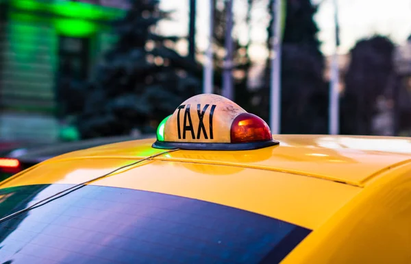 Cartel de taxi en taxi amarillo por la mañana en Bucarest, Rumania, 20 — Foto de Stock