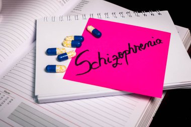Şizofreni, hatırlatma notu ve ilaçlarla yazılıyor.