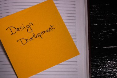 Hatırlatma üzerine tasarım geliştirme yazılıyor. Yapış yapış metin