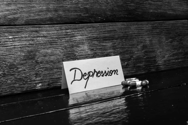 Escrevendo Depressão no rótulo. Etiqueta com texto Depressão e medi — Fotografia de Stock
