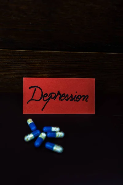 Depressie op het etiket schrijven. Label met tekst Depressie en medicijnen — Stockfoto