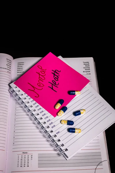 Écrire Santé mentale sur mémo post rappel et médicaments, pilule — Photo