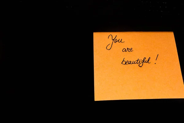 Writing you are beautiful on memo post reminder. Text on sticky — Stock Photo, Image