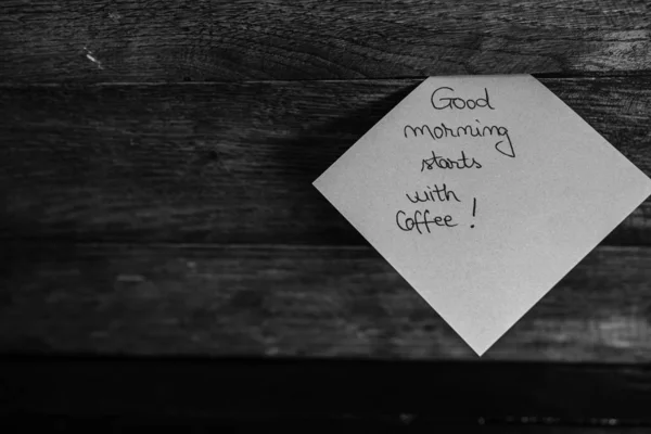 Escrevendo Bom dia começa com um café no lembrete de post memorando . — Fotografia de Stock