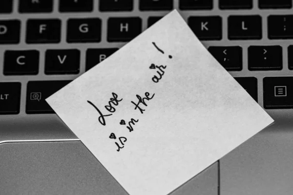 Het schrijven van liefdes tekst op memo post herinnering. Sticker met mooie mes — Stockfoto