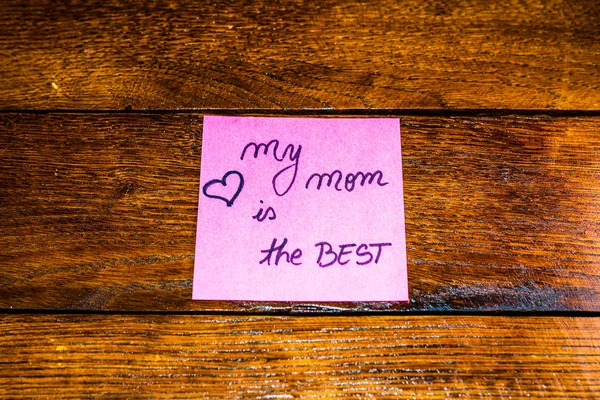 Writing My mom is the best on memo post reminder. Text on sticky — Stock Photo, Image