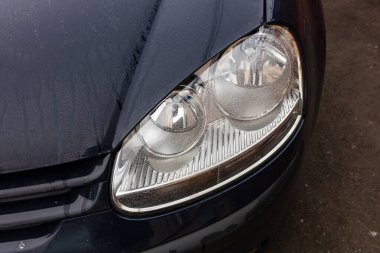 Ön buzlu araba farları. Kışın buz gibi bir far. İnce S katmanı