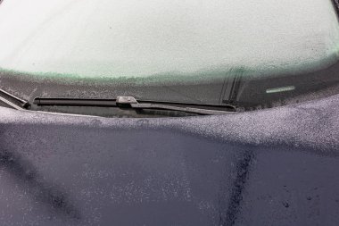 Sabahleyin arabaların üzerindeki ilk ince kar tabakası. Kış mevsimi, 