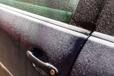 Sabahleyin arabaların üzerindeki ilk ince kar tabakası. Kış mevsimi, 