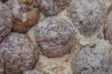 Kızartmaya hazır un kaplı çiğ köfteler..