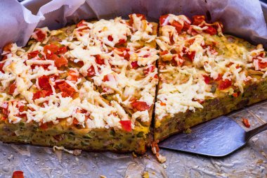 Yumurtalı, etli, sebzeli ve peynirli taze pişmiş turta dilimleri.