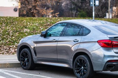 Modern BMW arabası 2020 Bükreş, Romanya sokaklarında park halinde.