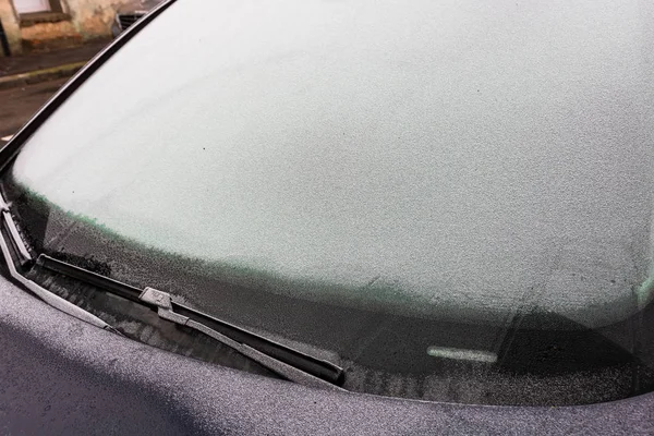 Pierwsza cienka warstwa śniegu na samochodach rano. Sezon zimowy, — Zdjęcie stockowe