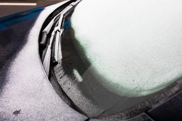 Första tunna lager snö på bilar på morgonen. Vintersäsong, — Stockfoto