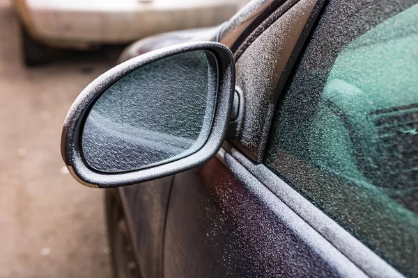 Första tunna lager snö på bilar på morgonen. Vintersäsong, — Stockfoto