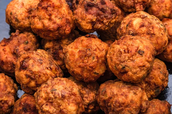 Detalhes de almôndegas fritas frescas com especiarias. alimentos caseiros . — Fotografia de Stock