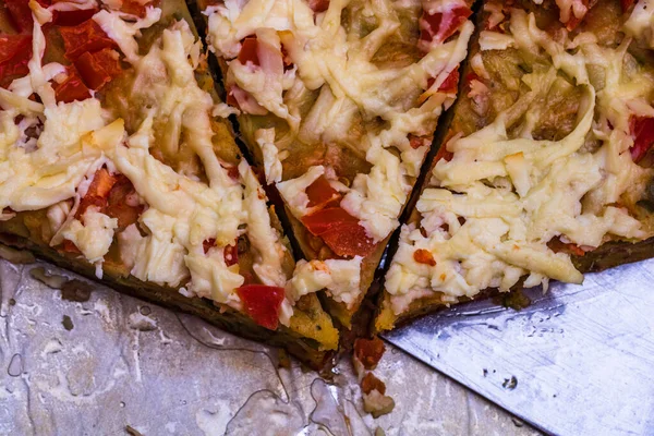 Scheiben frisch gebackener Kuchen mit Eiern, Fleisch, Gemüse und Käse — Stockfoto