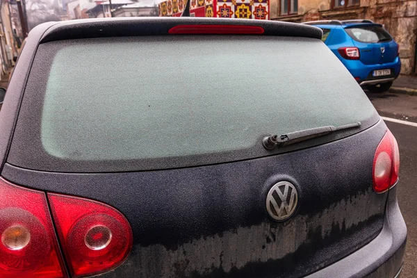 Första tunna lager snö på bilar på morgonen. Vintersäsong, — Stockfoto