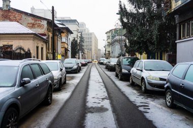 Sabahleyin arabaların üzerindeki ilk ince kar tabakası. Kış mevsimi, 