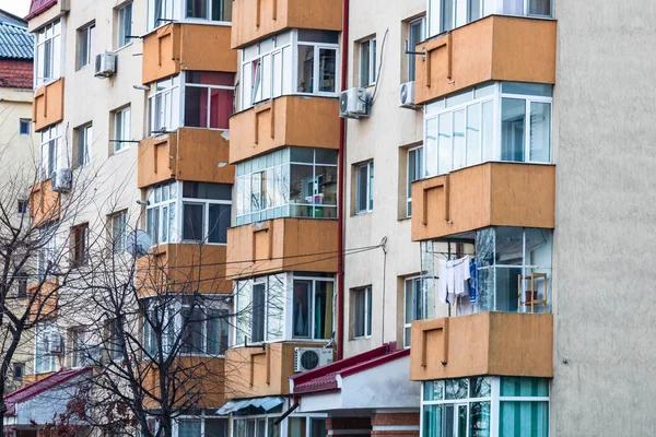 Flervåningshus. Lägenhetsbyggnader i Targoviste, Rumänien, 202 — Stockfoto