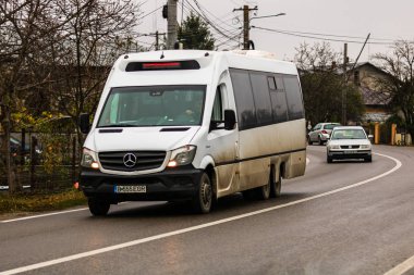 Arabalar asfalt yolda. Arabalar, küçük otobüsler trafikte. Targoviste