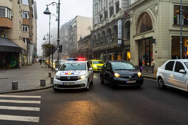 Policía, y ambulancia SMURD de guardia. Accidente en Victoriei Way  ( —  Fotos de Stock
