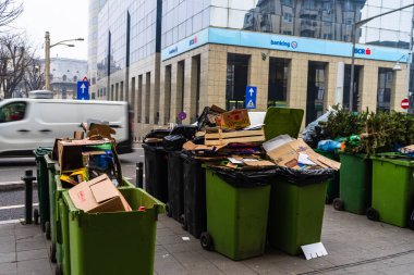 Seçilmiş çöpler O caddelerinde toplanmayı bekliyor.