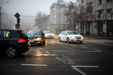 Sabah ve akşam trafiği, durdurulmuş arabalar ve yoğun trafik
