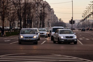 Sabah ve akşam trafiği, durdurulmuş arabalar ve yoğun trafik