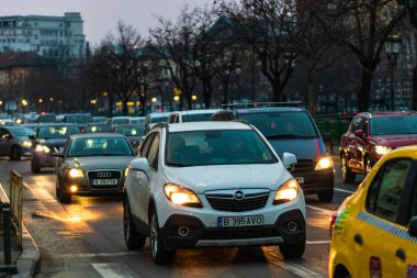 Sabah ve akşam trafiği, durdurulmuş arabalar ve yoğun trafik