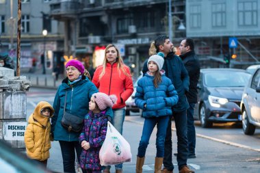 Romanya 'nın Bükreş kentinde karşıdan karşıya geçmek için bekleyen yayalar, 2
