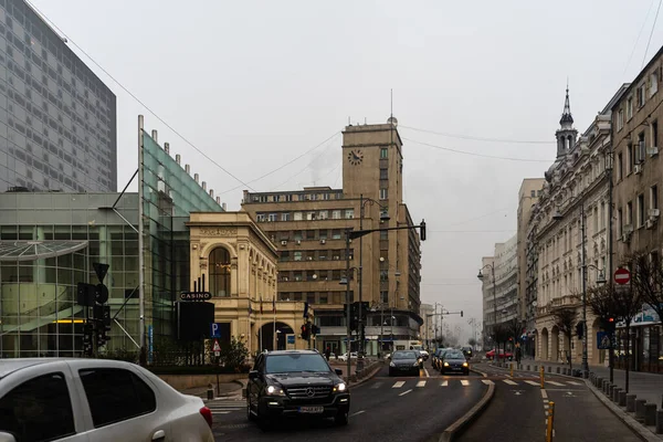 Novotel Hotel en verkeer in de oude binnenstad van Boekarest, Roemenië, 202 — Stockfoto