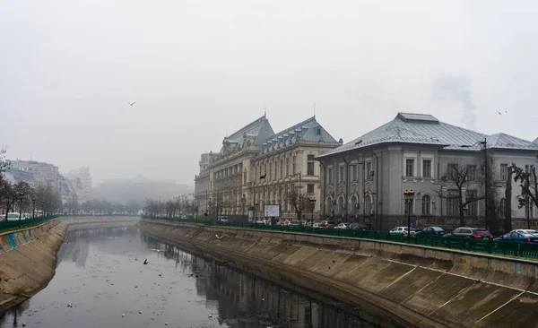 Az Igazságügyi Palota épülete (Palatul Justitiei) kora reggel — Stock Fotó