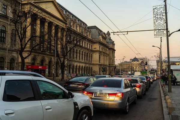 Matin et soir heure de pointe, les voitures arrêtées et la circulation dense sur — Photo