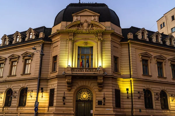 Arquitetura de edifícios antigos no centro de Bucareste, Romênia, 2020 — Fotografia de Stock