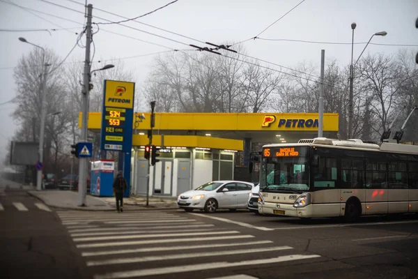 Romanya 'nın Bükreş kentinin şehir merkezindeki Petrom benzin istasyonu, — Stok fotoğraf