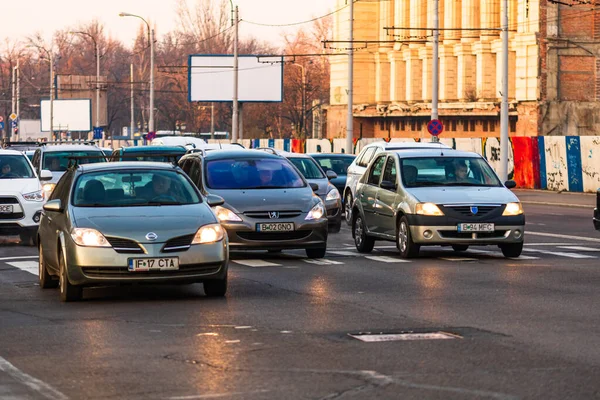 Hora punta de la mañana y la noche, los coches detenidos y el tráfico pesado en — Foto de Stock