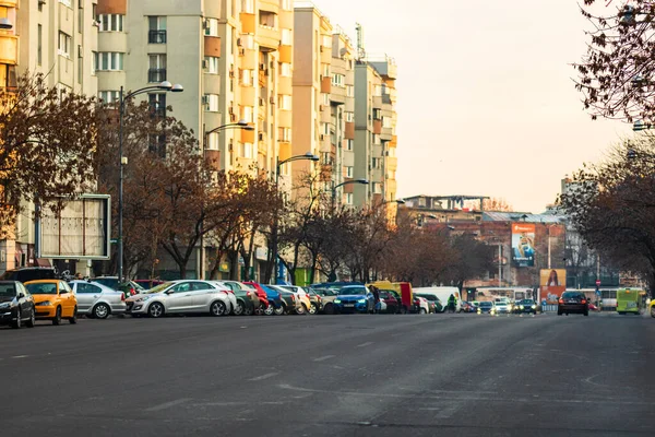 Hora punta de la mañana y la noche, los coches detenidos y el tráfico pesado en —  Fotos de Stock