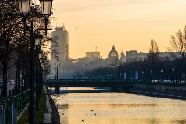 Vista da Cidade Velha de Bucareste de uma ponte sobre Dambovita r — Fotografia de Stock