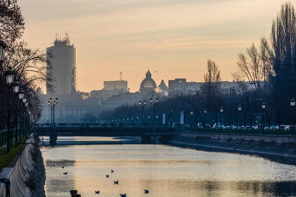 Kilátás az óvárosra Bukarest egy híd felett Dambovita r — Stock Fotó