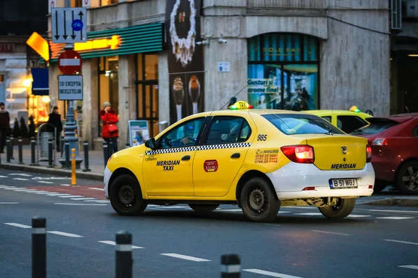 Carro táxi esperando por um cliente no meio da rua em Buc — Fotografia de Stock