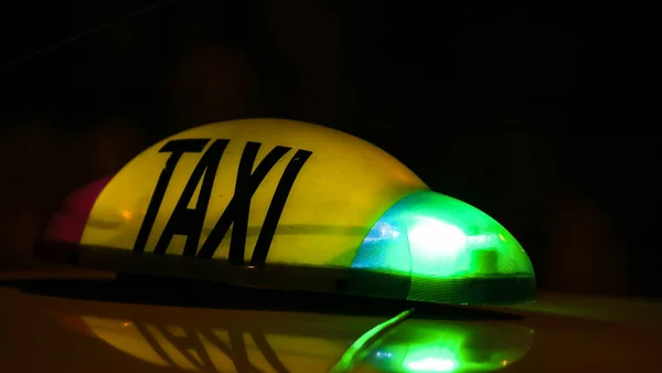Részlet a sárga taxi tábla tetején egy autó — Stock Fotó