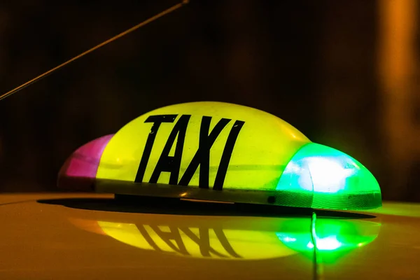 Detalle del cartel de taxi amarillo en la parte superior de un coche — Foto de Stock