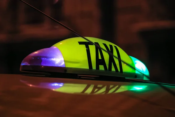 Részlet a sárga taxi tábla tetején egy autó — Stock Fotó